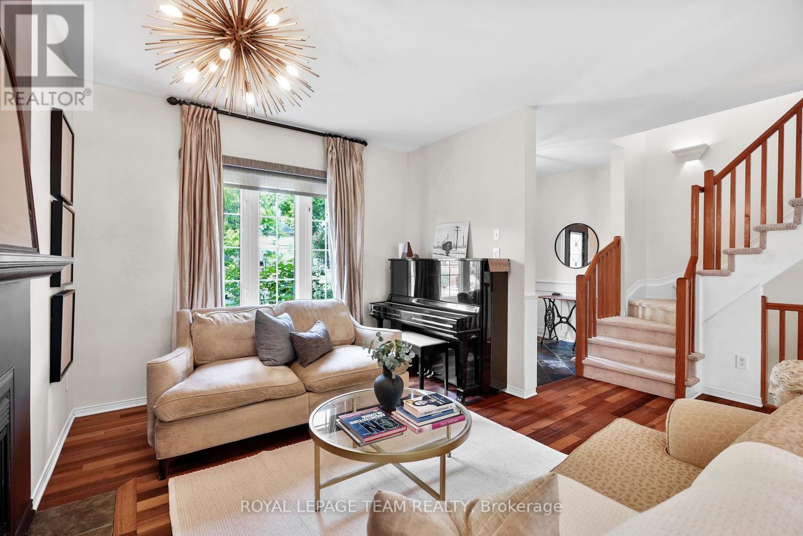 2122 Saunders Avenue, Ottawa, ON - Indoor Photo Showing Living Room