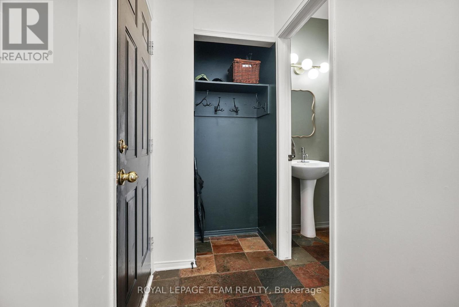 2122 Saunders Avenue, Ottawa, ON - Indoor