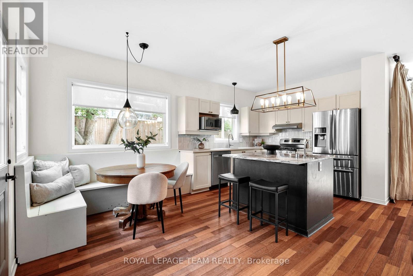 2122 Saunders Avenue, Ottawa, ON - Indoor Photo Showing Kitchen With Upgraded Kitchen