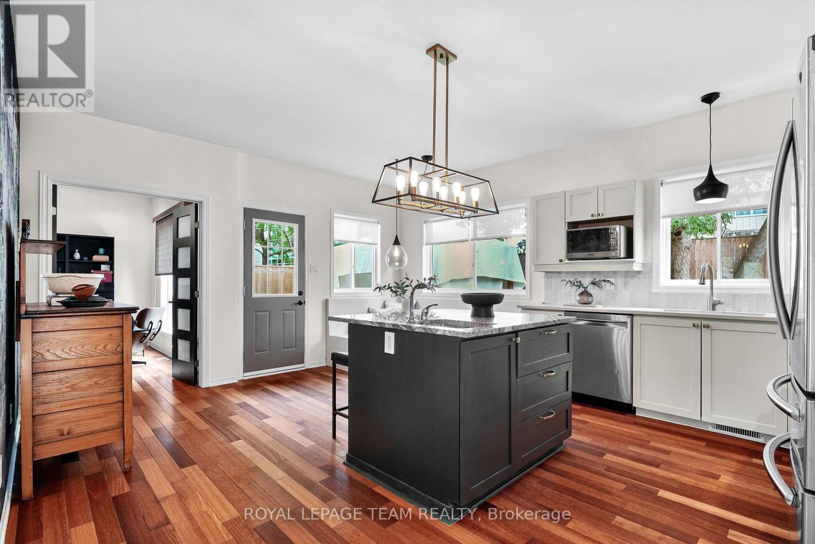 2122 Saunders Avenue, Ottawa, ON - Indoor Photo Showing Kitchen With Double Sink With Upgraded Kitchen