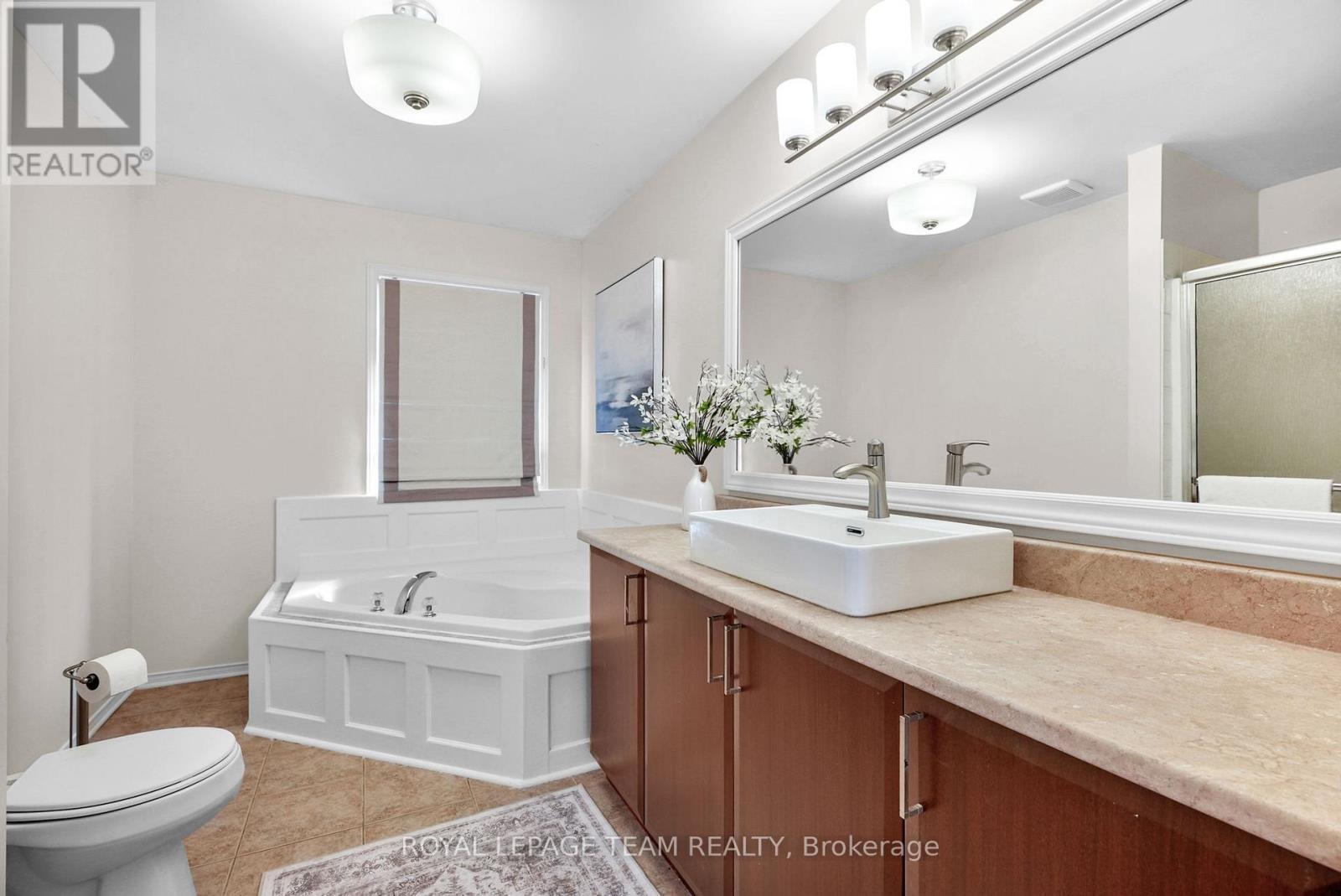 2122 Saunders Avenue, Ottawa, ON - Indoor Photo Showing Bathroom