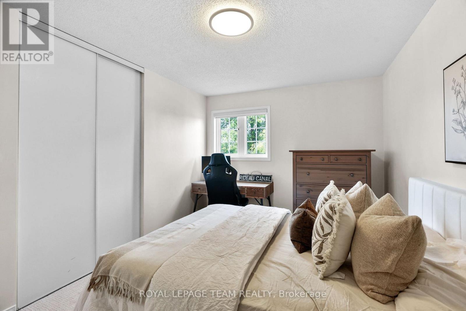 2122 Saunders Avenue, Ottawa, ON - Indoor Photo Showing Bedroom