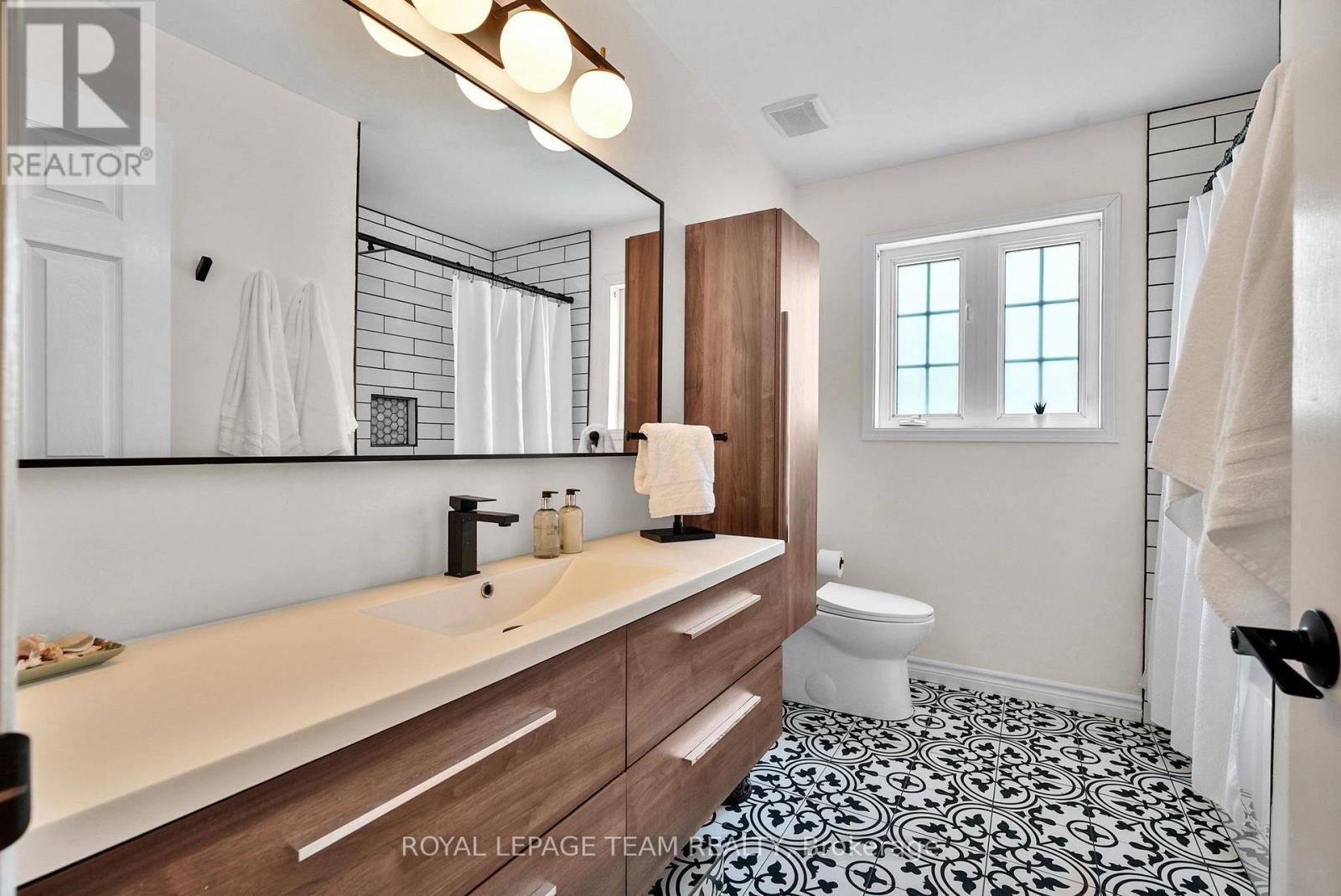2122 Saunders Avenue, Ottawa, ON - Indoor Photo Showing Bathroom