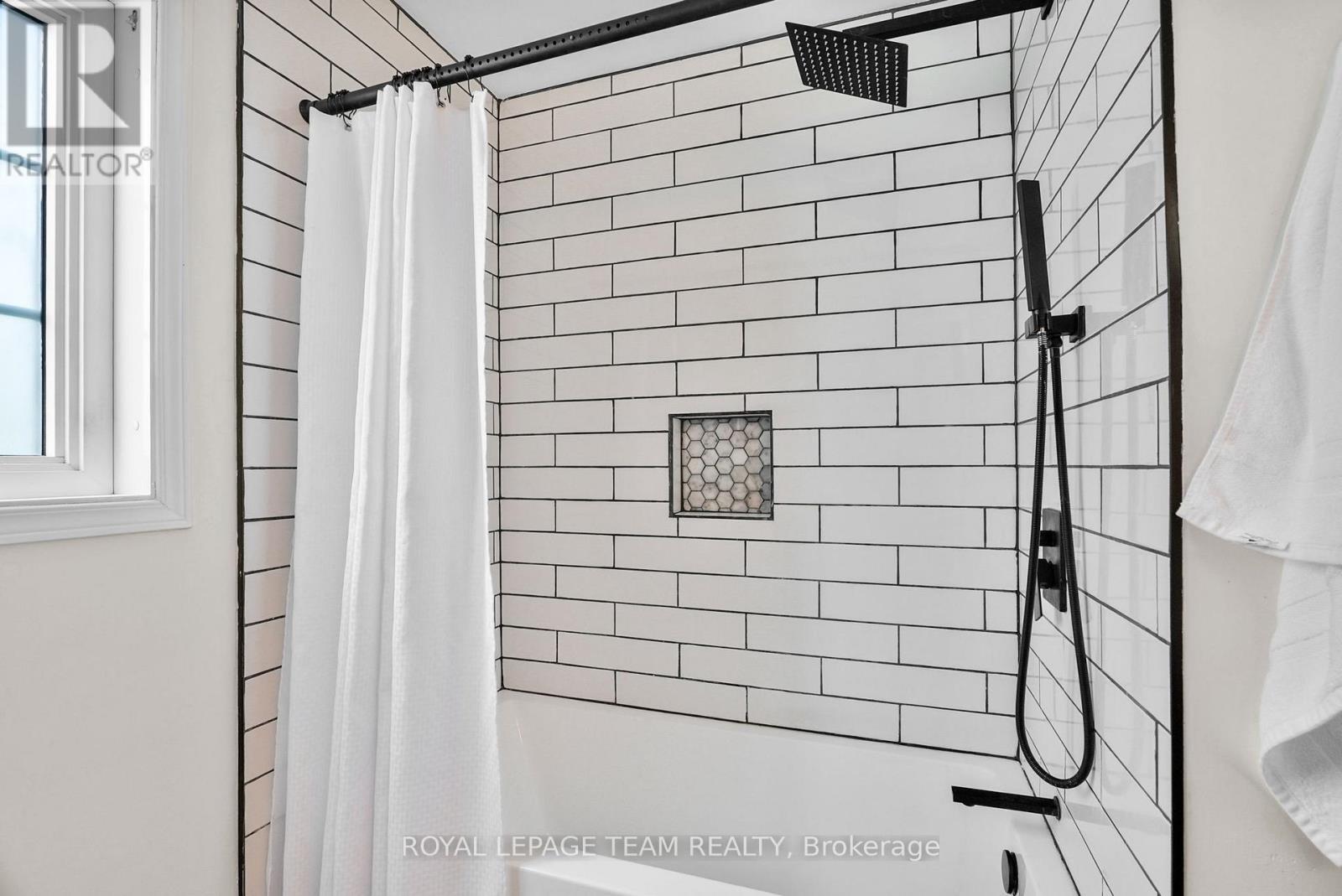 2122 Saunders Avenue, Ottawa, ON - Indoor Photo Showing Bathroom