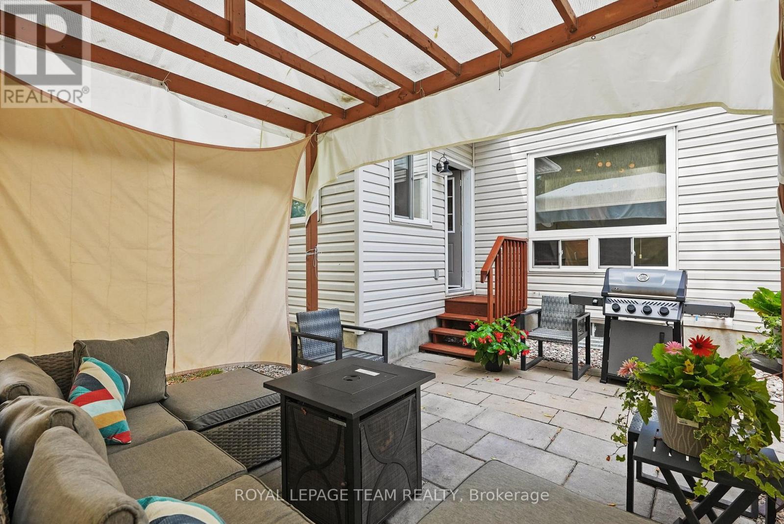 2122 Saunders Avenue, Ottawa, ON -