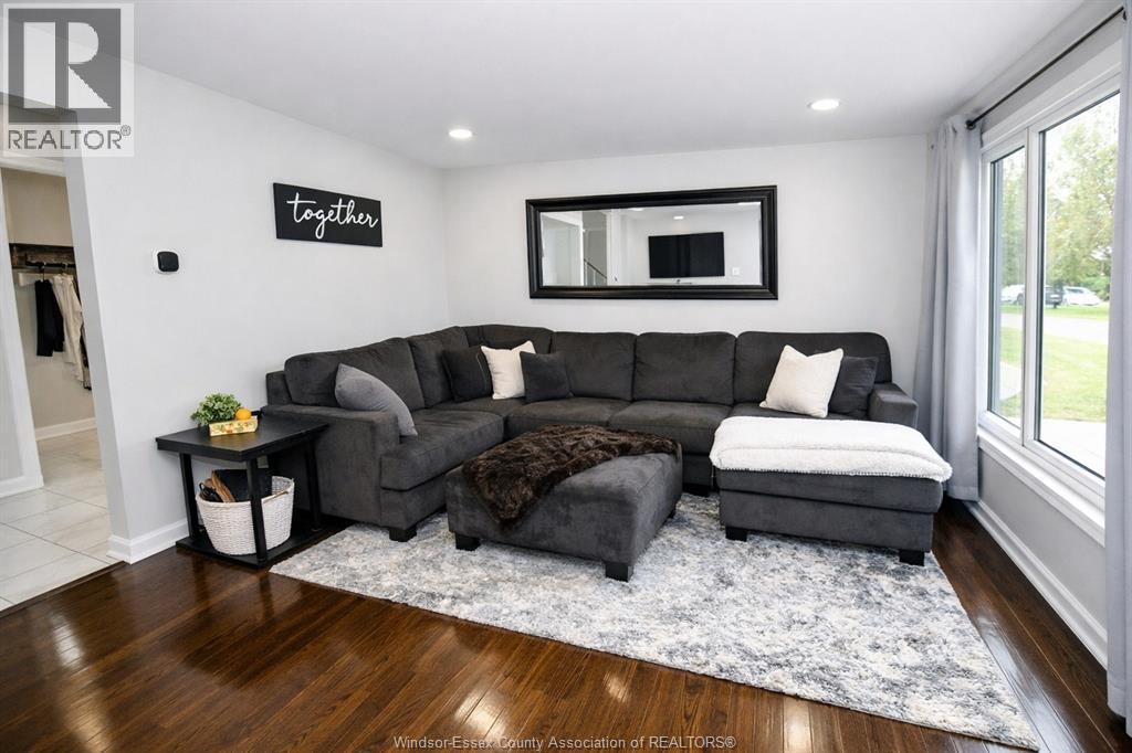 2935 Rivard, Windsor, ON - Indoor Photo Showing Living Room