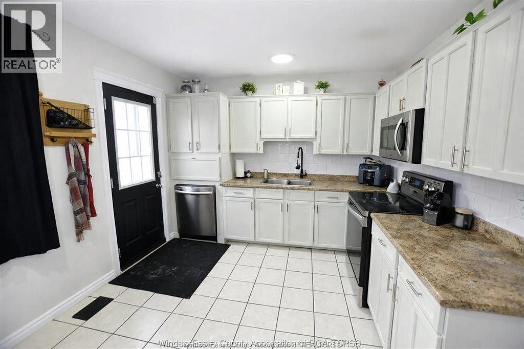 2935 Rivard, Windsor, ON - Indoor Photo Showing Kitchen