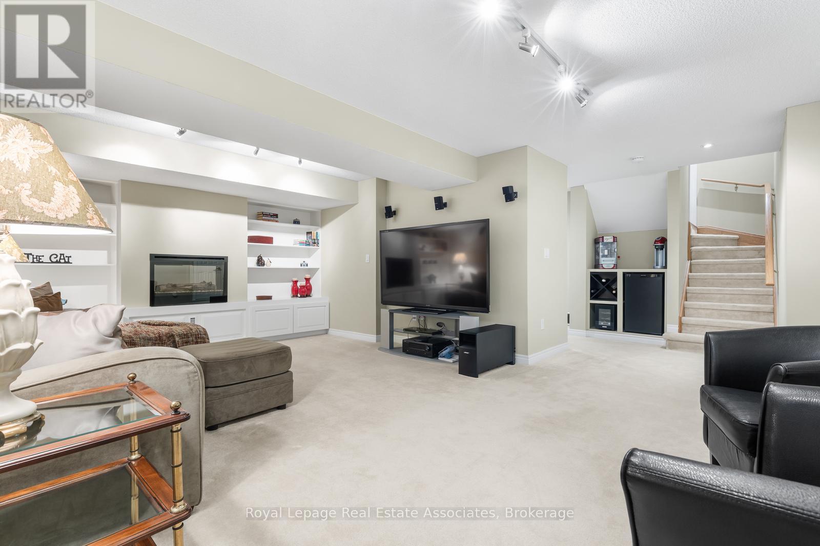 3467 Eglinton Avenue W, Mississauga, ON - Indoor Photo Showing Living Room