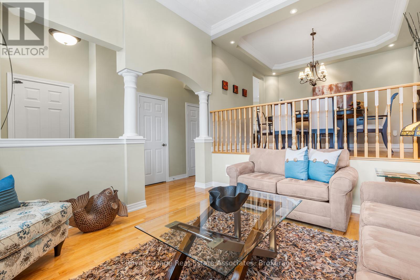 3467 Eglinton Avenue W, Mississauga, ON - Indoor Photo Showing Living Room
