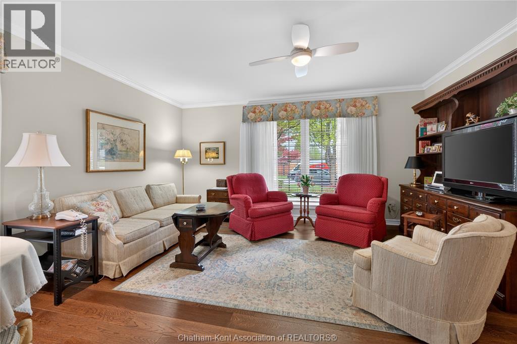 36 Henry O'Way ..., Chatham, ON - Indoor Photo Showing Living Room