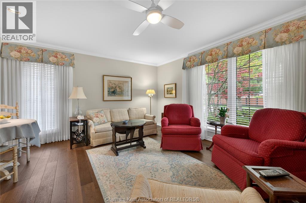 36 Henry O'Way ..., Chatham, ON - Indoor Photo Showing Living Room