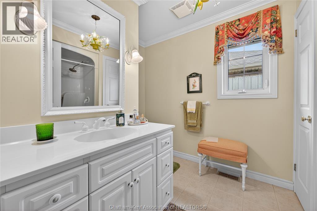 36 Henry O'Way ..., Chatham, ON - Indoor Photo Showing Bathroom