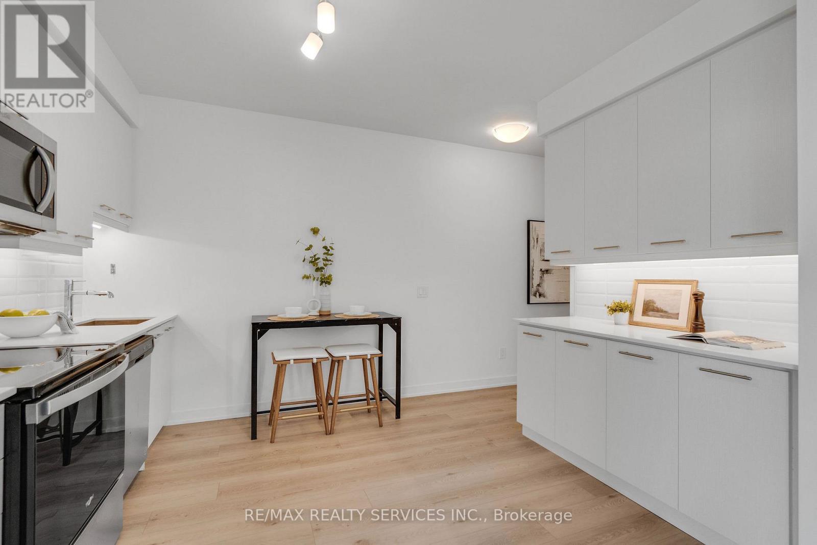 505 - 385 Winston Road, Grimsby, ON - Indoor Photo Showing Kitchen