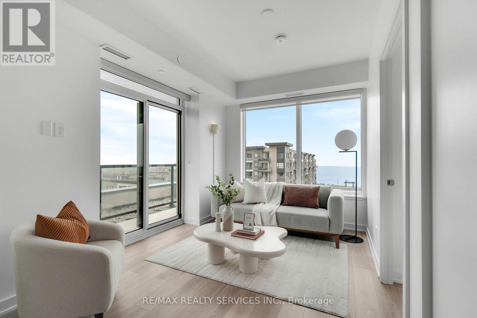 505 - 385 Winston Road, Grimsby, ON - Indoor Photo Showing Living Room
