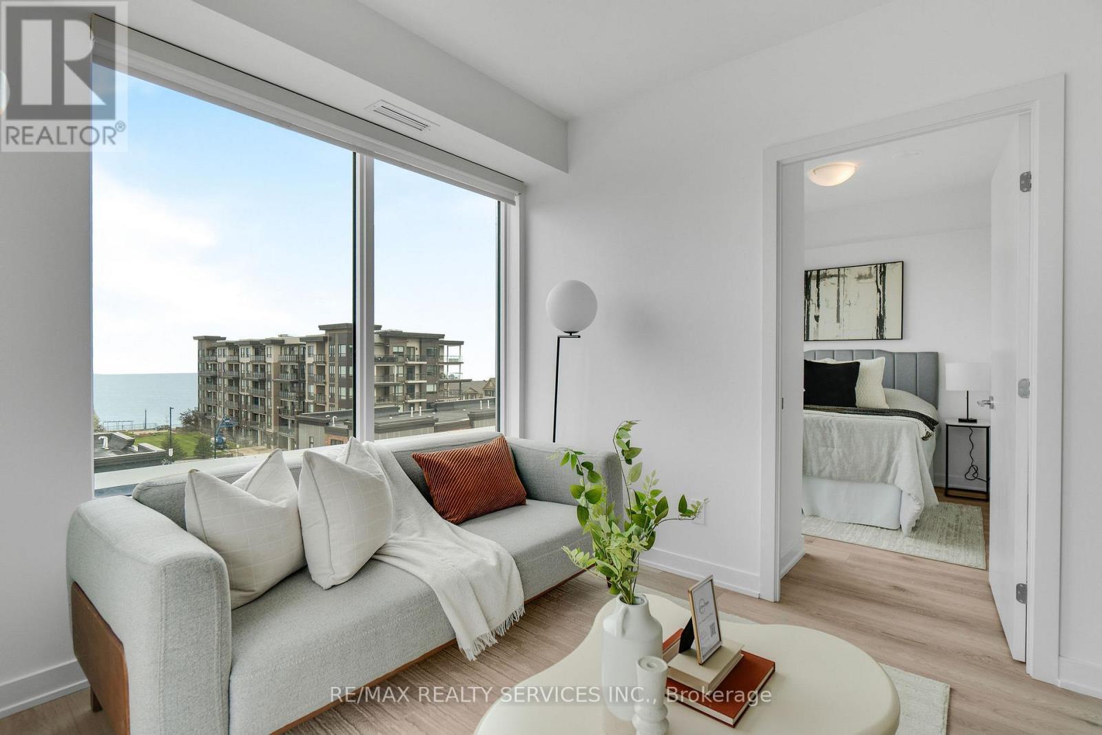505 - 385 Winston Road, Grimsby, ON - Indoor Photo Showing Living Room