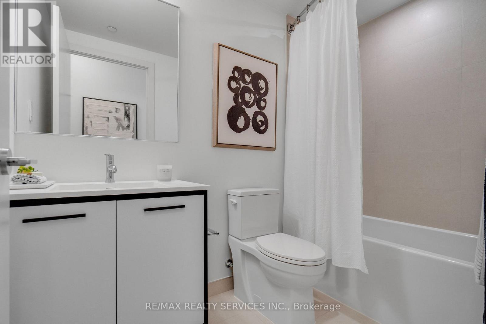 505 - 385 Winston Road, Grimsby, ON - Indoor Photo Showing Bathroom