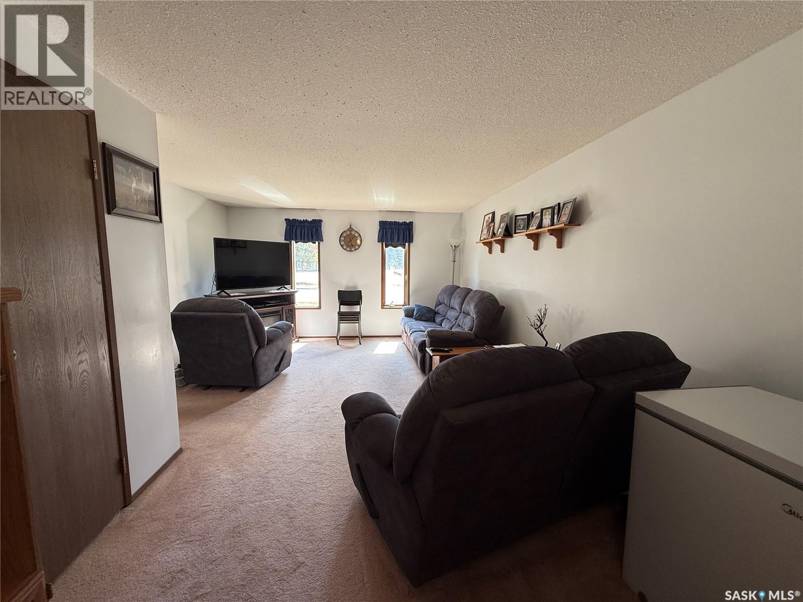 117 3Rd Avenue Nw, Watson, SK - Indoor Photo Showing Living Room