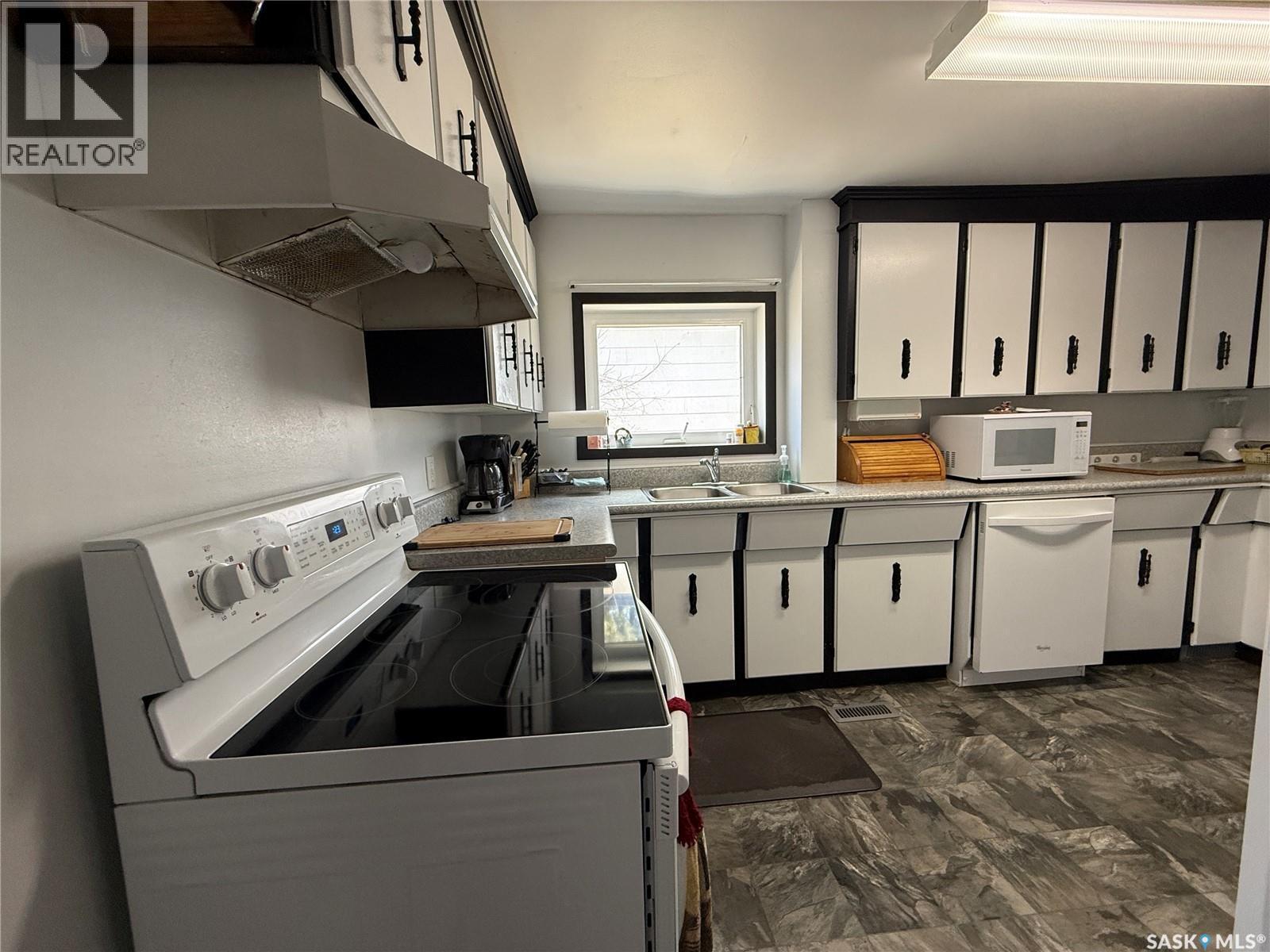 117 3Rd Avenue Nw, Watson, SK - Indoor Photo Showing Laundry Room