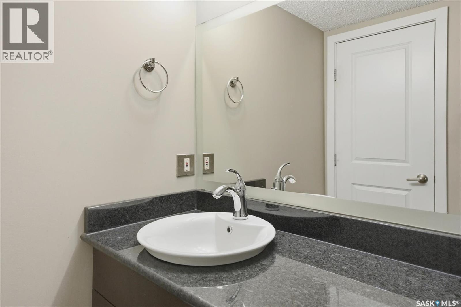 1005 320 5Th Avenue N, Saskatoon, SK - Indoor Photo Showing Bathroom