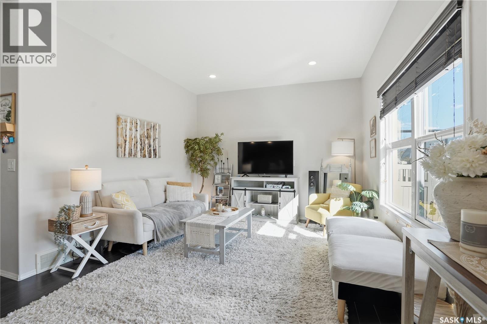739 150 Langlois Way, Saskatoon, SK - Indoor Photo Showing Living Room