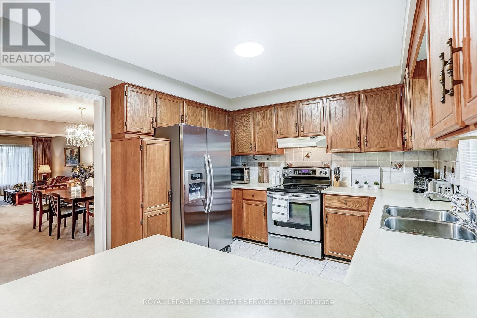 4217 Schneider Court, Mississauga, ON - Indoor Photo Showing Kitchen With Double Sink