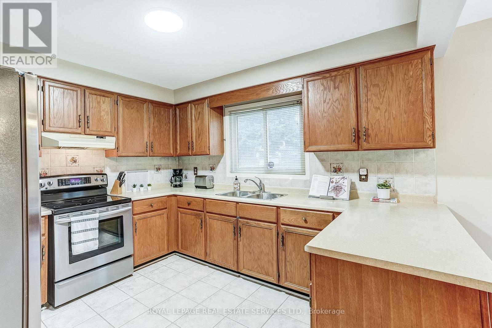4217 Schneider Court, Mississauga, ON - Indoor Photo Showing Kitchen With Double Sink