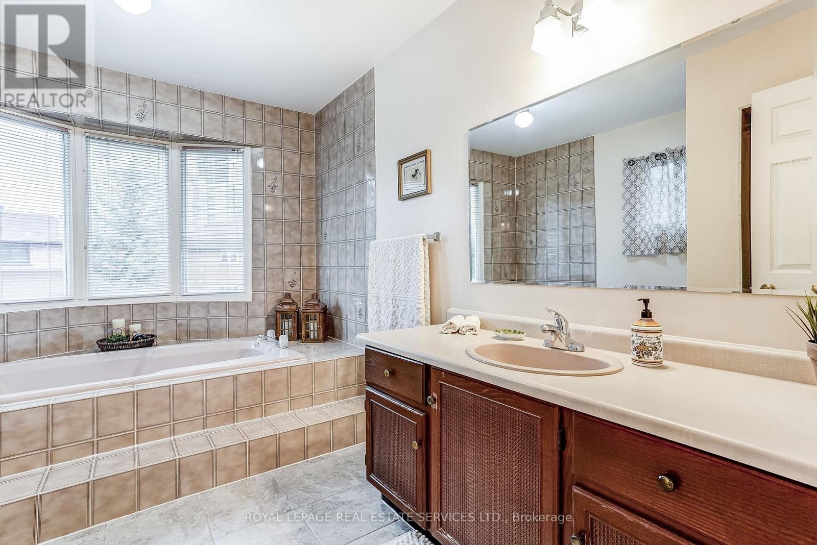 4217 Schneider Court, Mississauga, ON - Indoor Photo Showing Bathroom