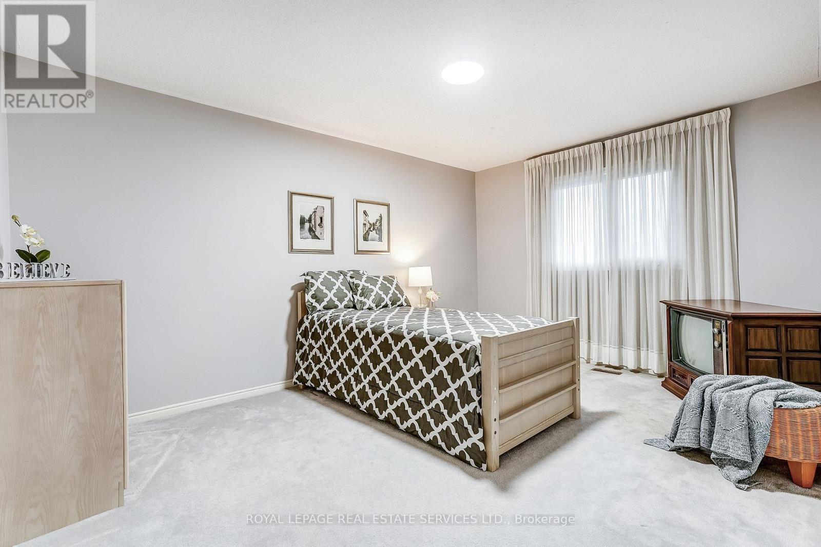 4217 Schneider Court, Mississauga, ON - Indoor Photo Showing Bedroom