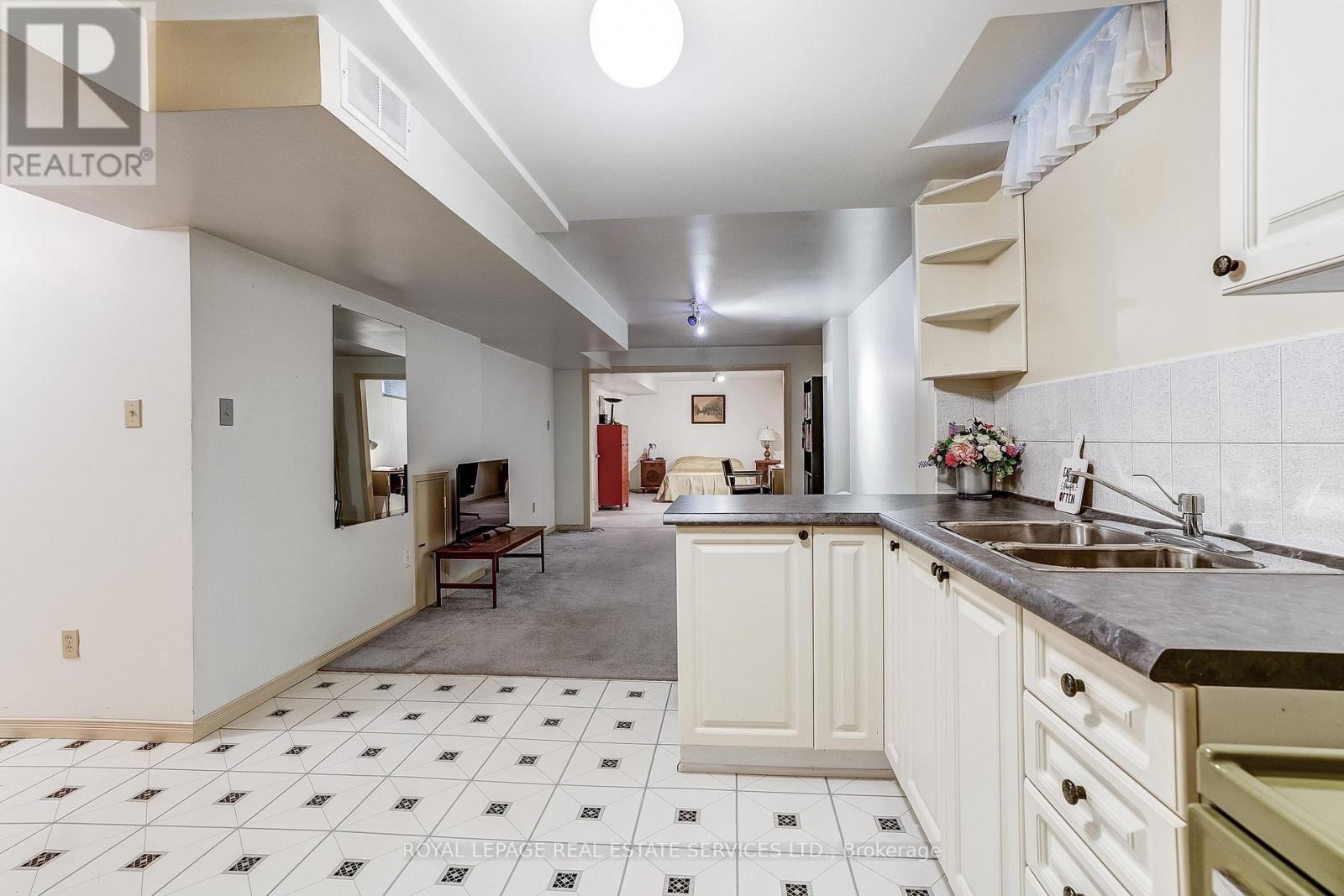 4217 Schneider Court, Mississauga, ON - Indoor Photo Showing Kitchen With Double Sink