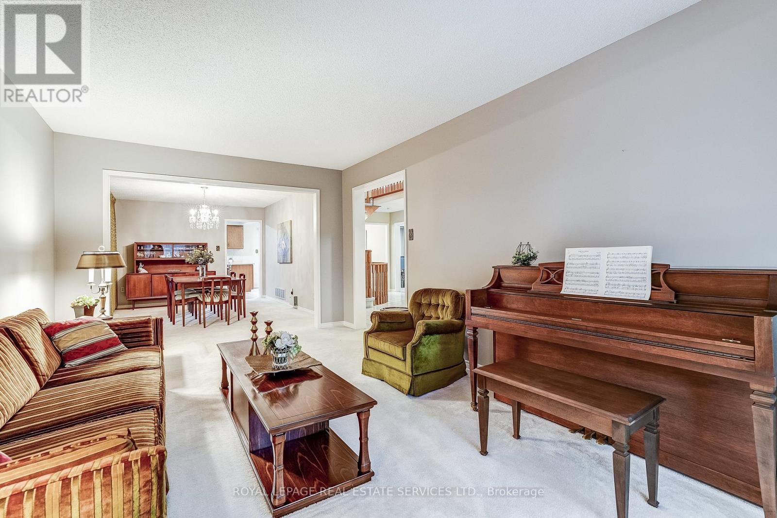 4217 Schneider Court, Mississauga, ON - Indoor Photo Showing Living Room