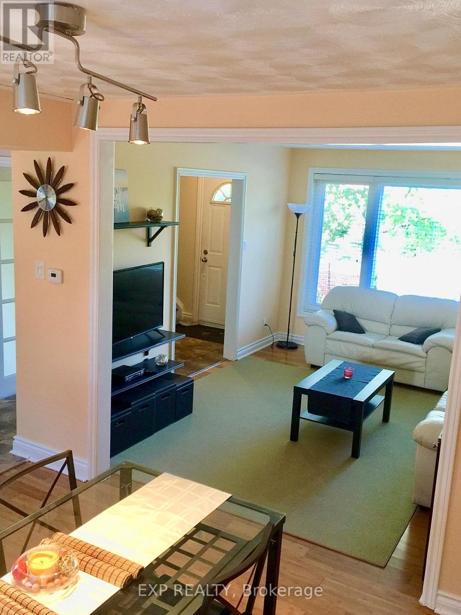 28 Bailey Crescent, Aurora, ON - Indoor Photo Showing Living Room
