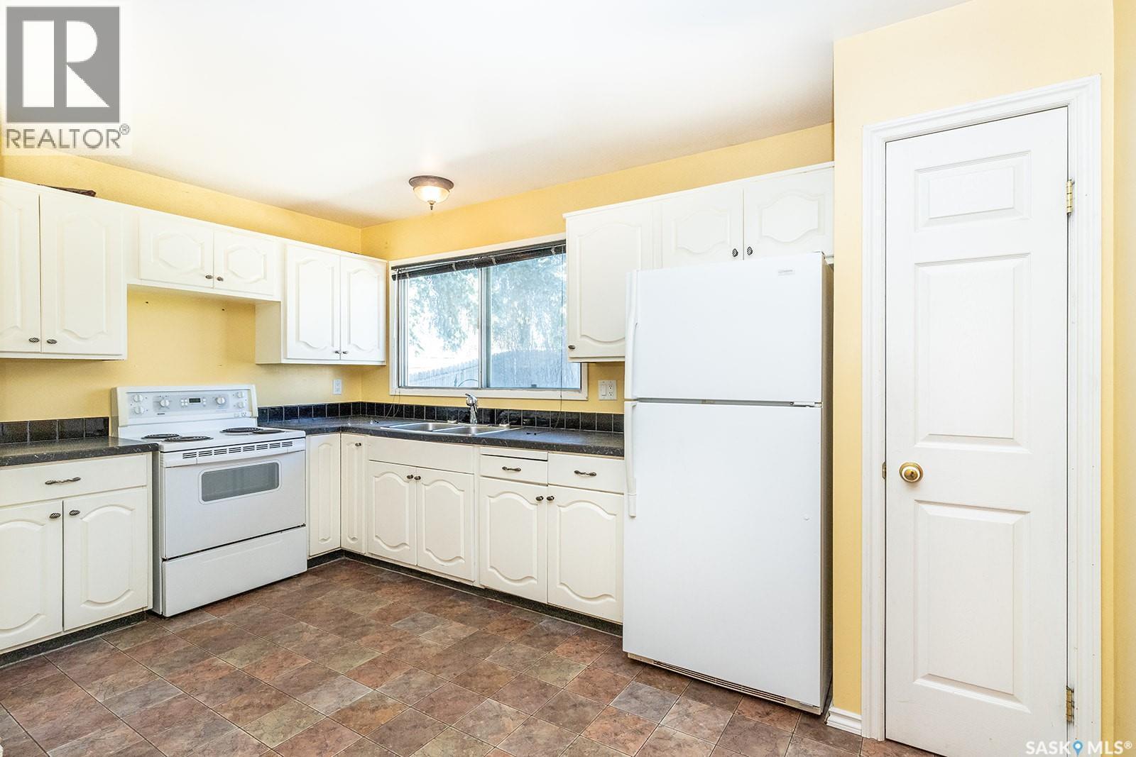 1742 Richardson Road, Saskatoon, SK - Indoor Photo Showing Kitchen With Double Sink