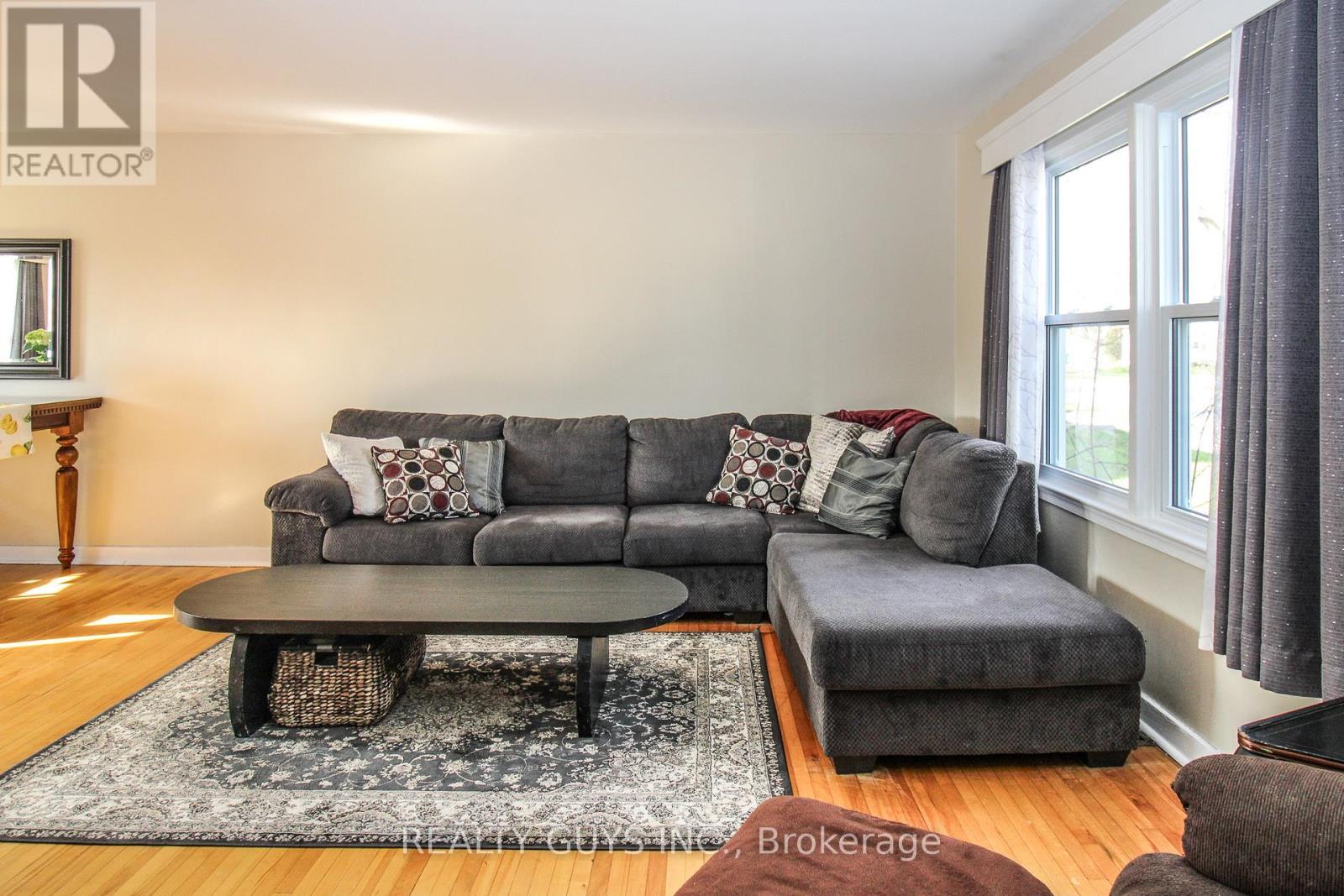 727 Chesterfield Avenue, Peterborough (Northcrest Ward 5), ON - Indoor Photo Showing Living Room