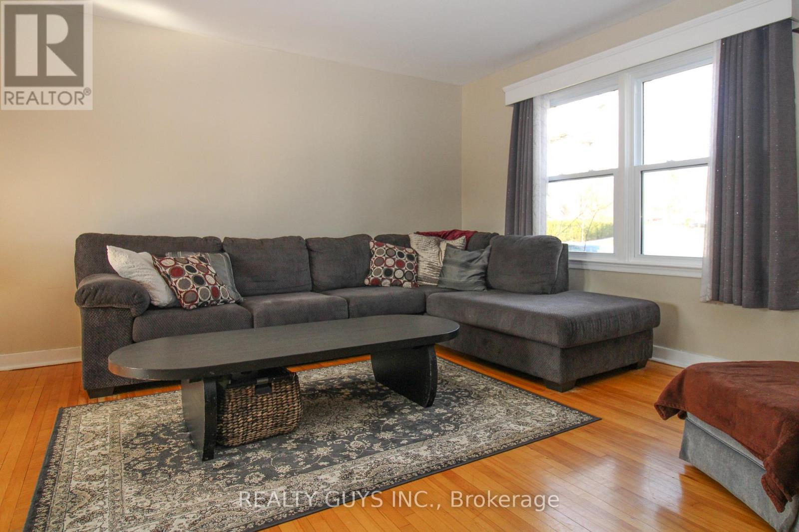 727 Chesterfield Avenue, Peterborough (Northcrest Ward 5), ON - Indoor Photo Showing Living Room