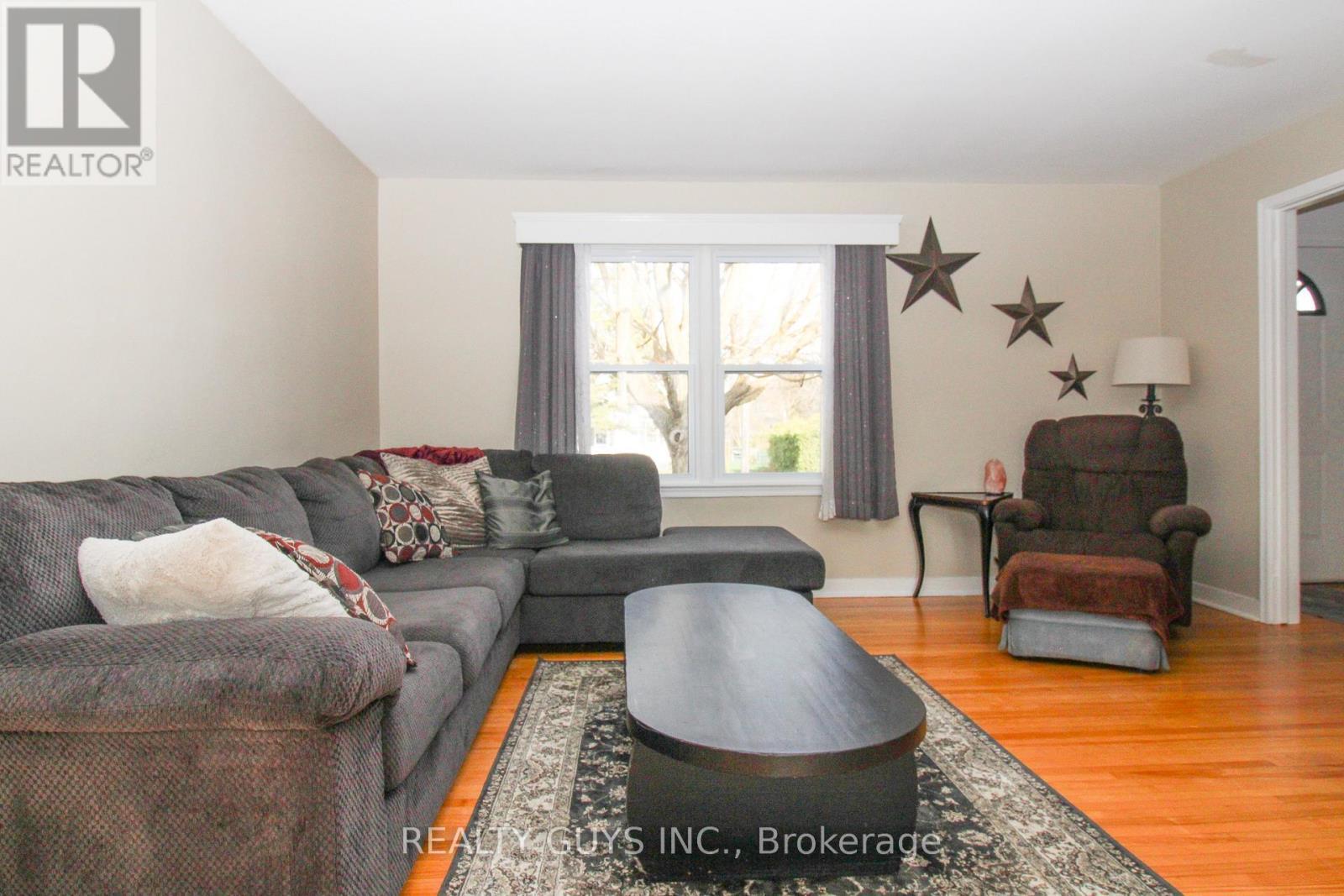 727 Chesterfield Avenue, Peterborough (Northcrest Ward 5), ON - Indoor Photo Showing Living Room
