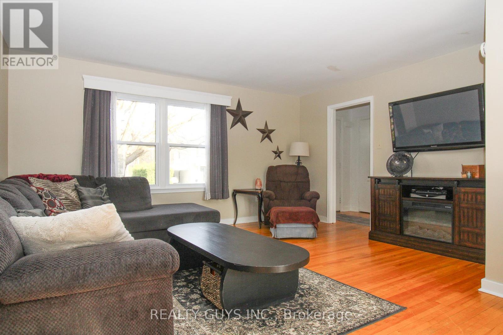 727 Chesterfield Avenue, Peterborough (Northcrest Ward 5), ON - Indoor Photo Showing Living Room