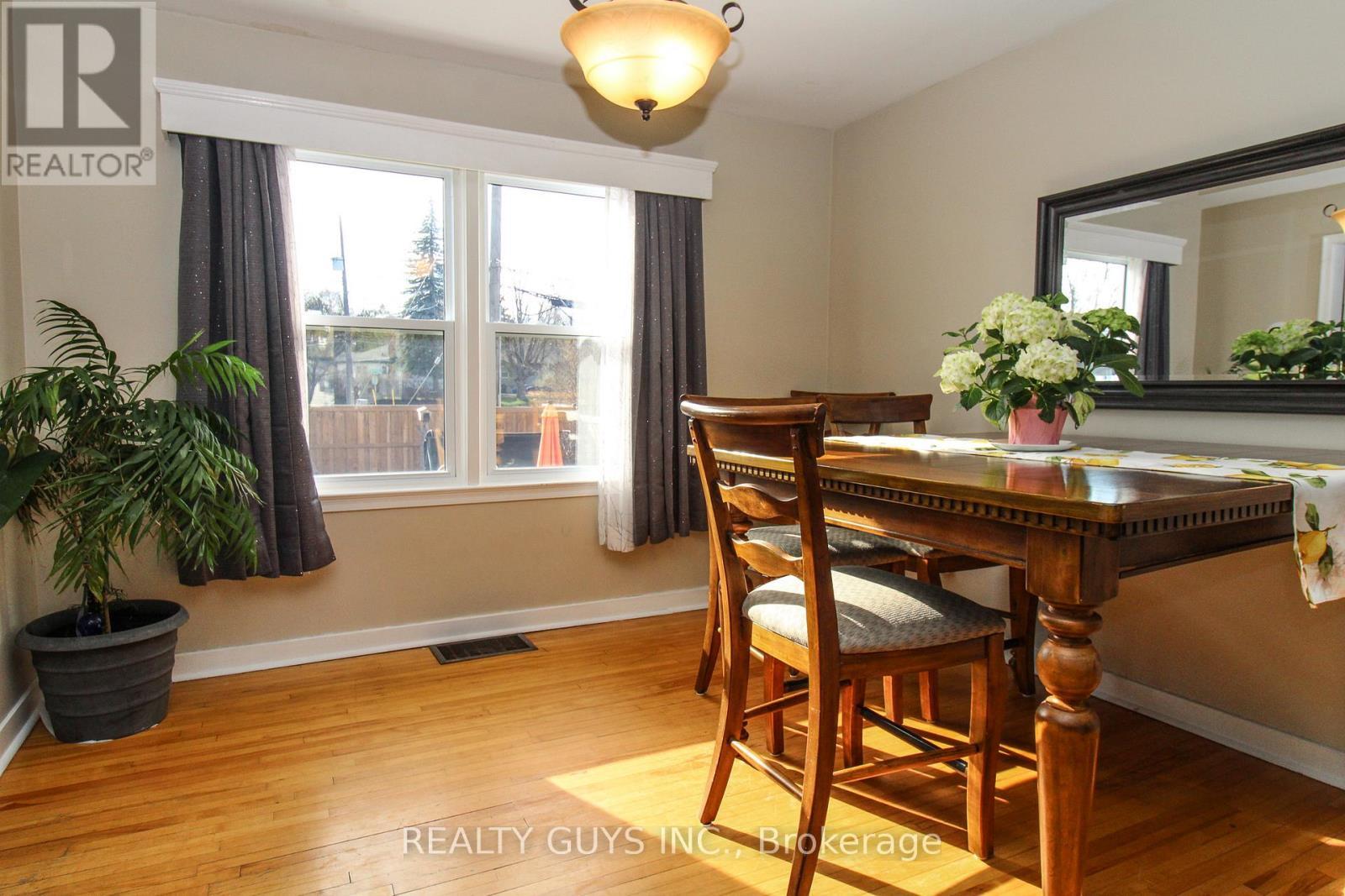 727 Chesterfield Avenue, Peterborough (Northcrest Ward 5), ON - Indoor Photo Showing Dining Room
