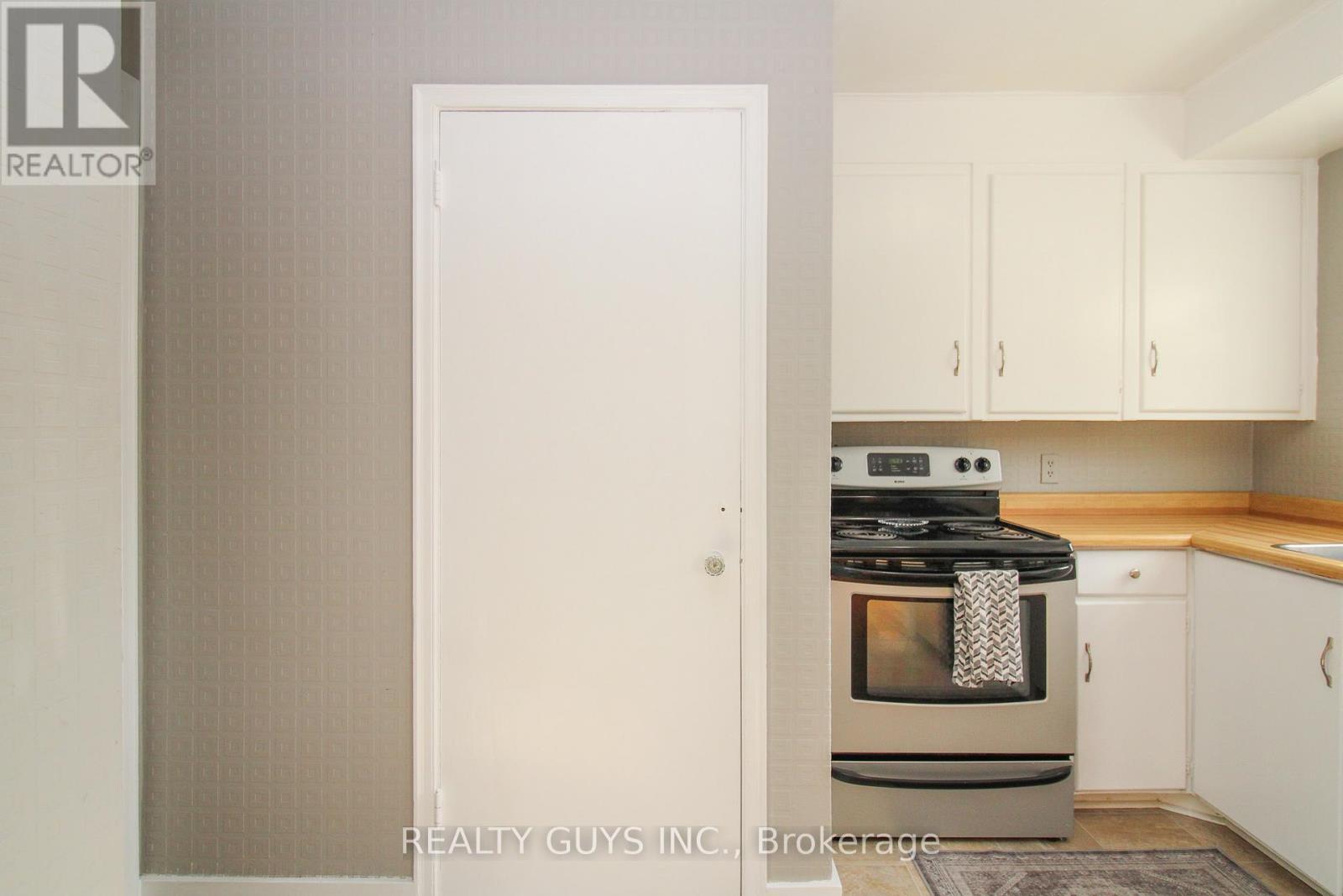 727 Chesterfield Avenue, Peterborough (Northcrest Ward 5), ON - Indoor Photo Showing Kitchen