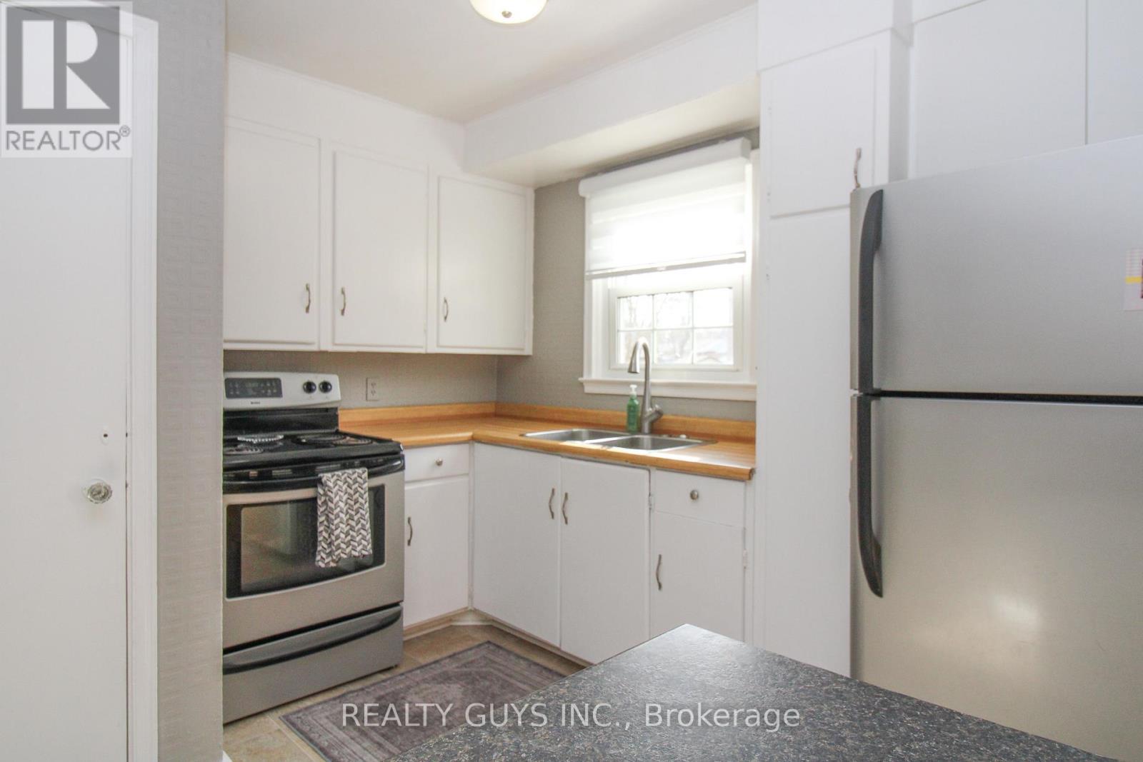 727 Chesterfield Avenue, Peterborough (Northcrest Ward 5), ON - Indoor Photo Showing Kitchen With Double Sink