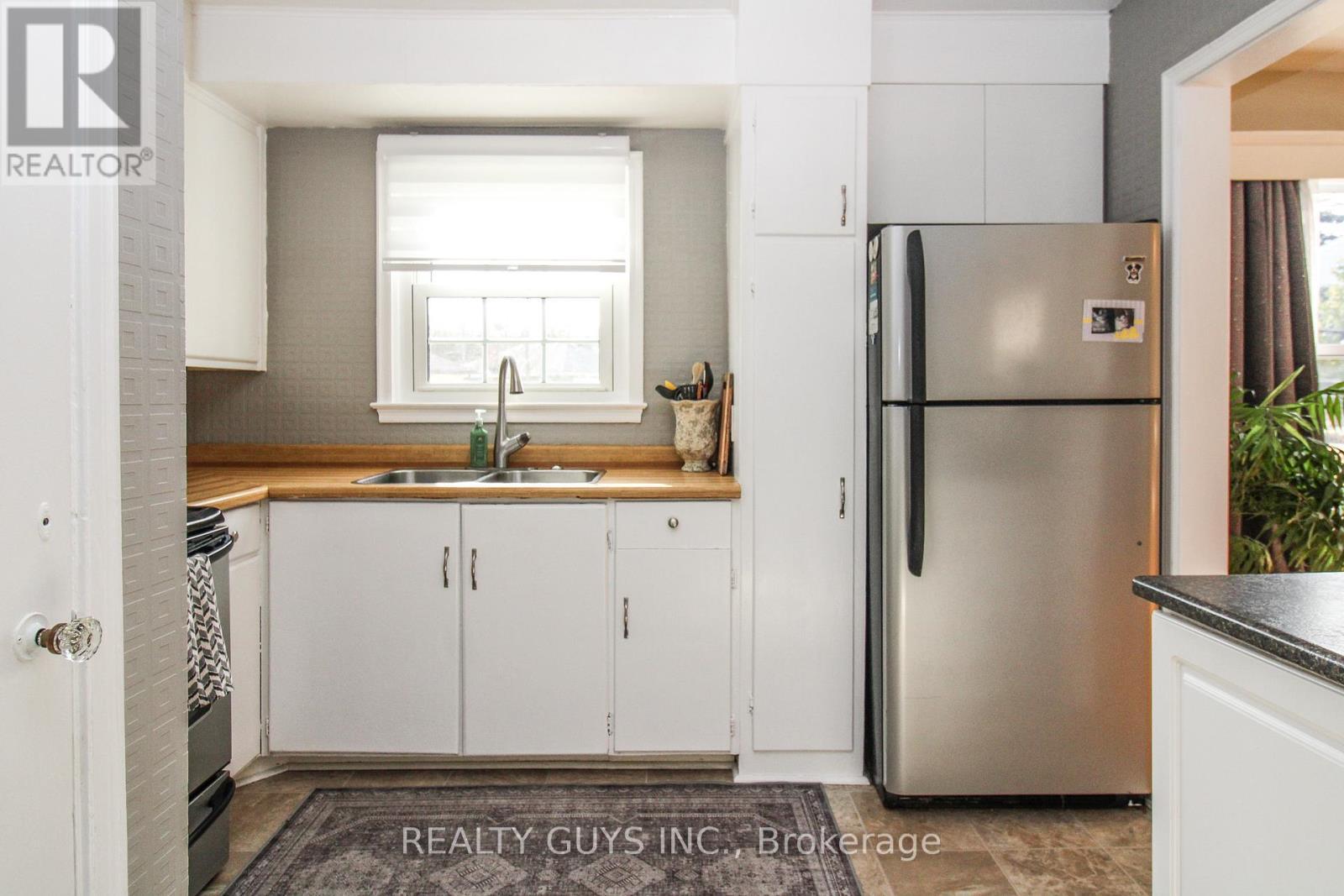 727 Chesterfield Avenue, Peterborough (Northcrest Ward 5), ON - Indoor Photo Showing Kitchen With Double Sink