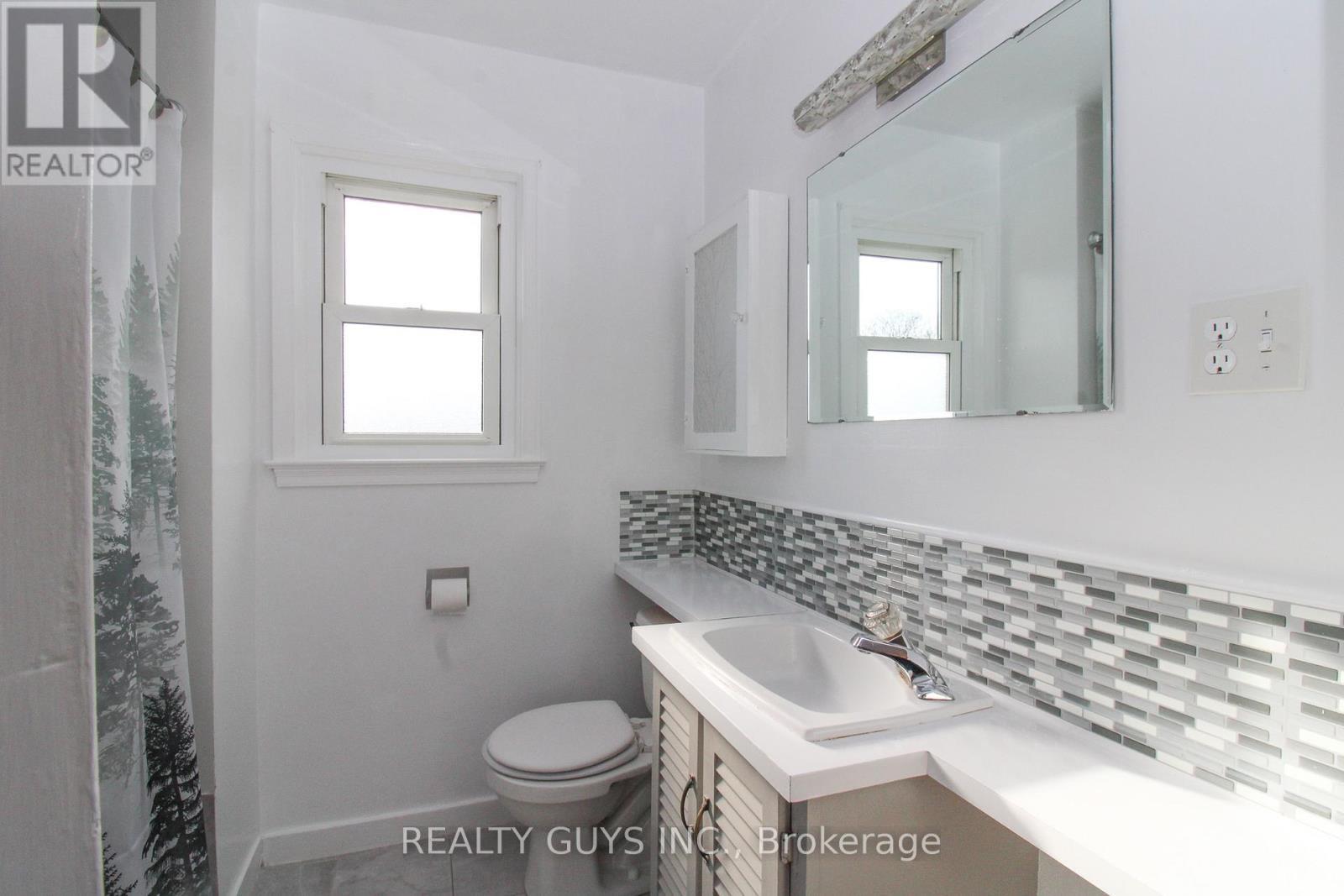 727 Chesterfield Avenue, Peterborough (Northcrest Ward 5), ON - Indoor Photo Showing Bathroom
