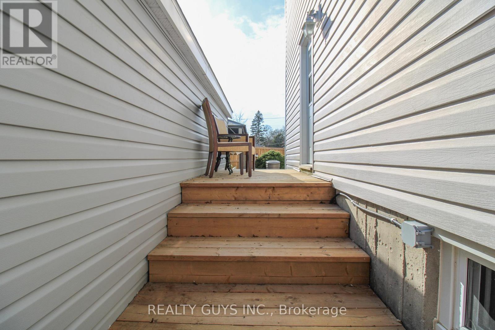 727 Chesterfield Avenue, Peterborough (Northcrest Ward 5), ON - Outdoor With Exterior