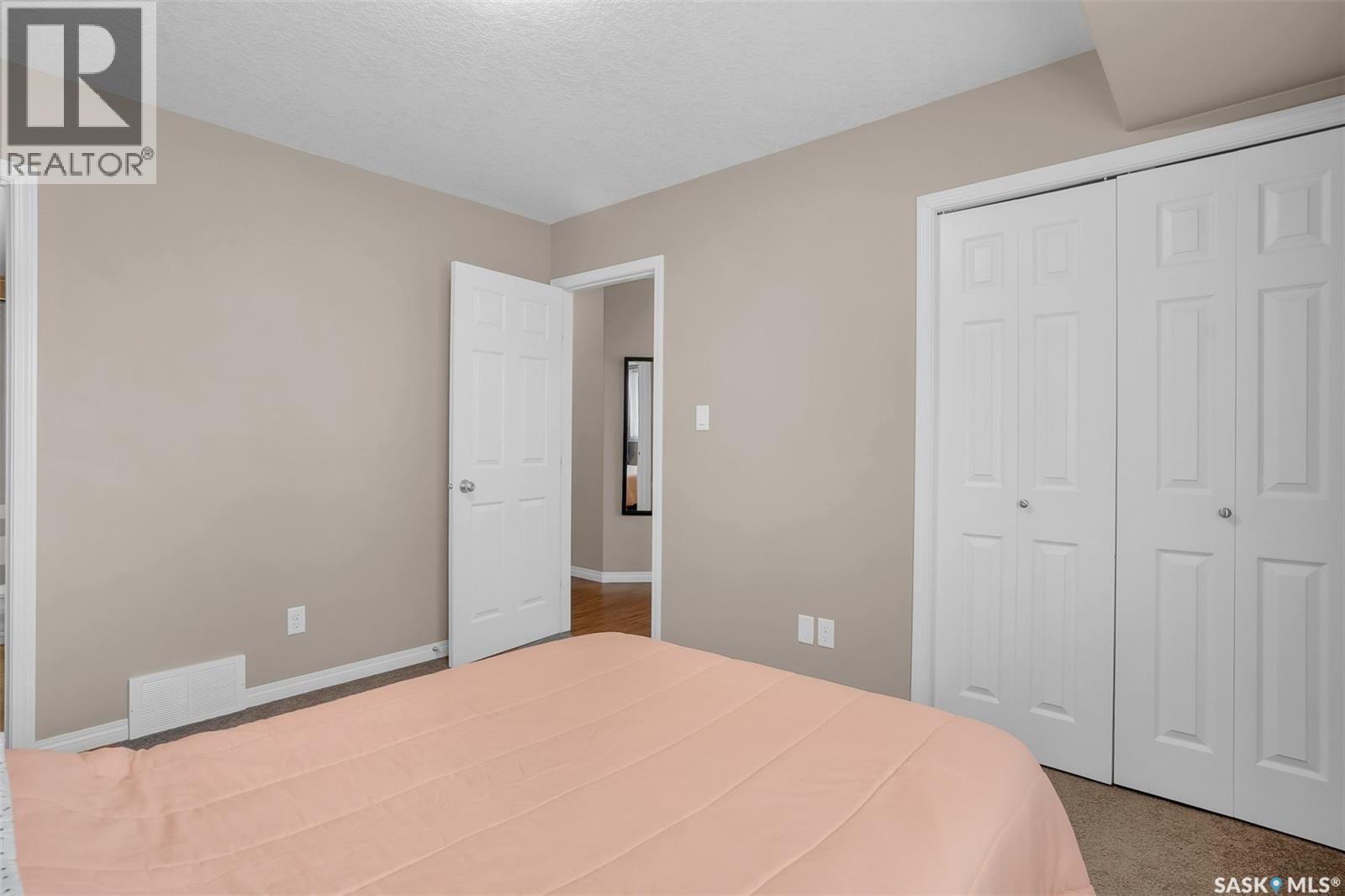 128 125 Willis Crescent, Saskatoon, SK - Indoor Photo Showing Bedroom