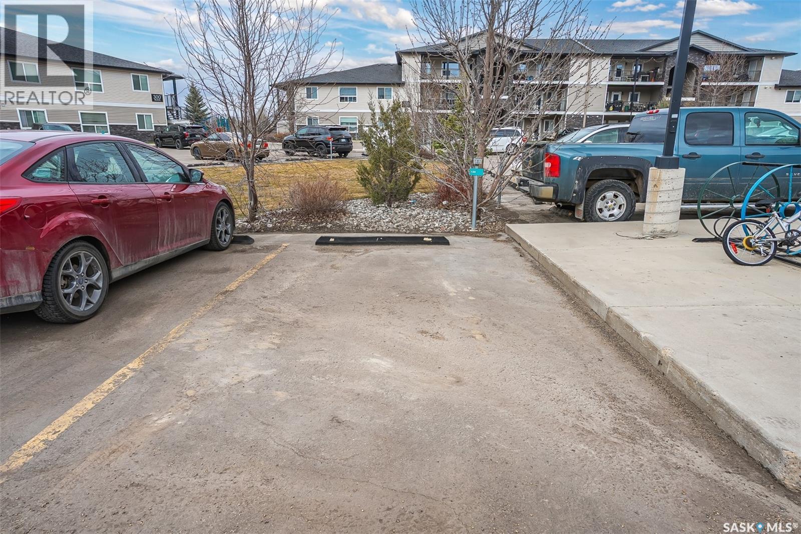 128 125 Willis Crescent, Saskatoon, SK - Photo Showing Garage