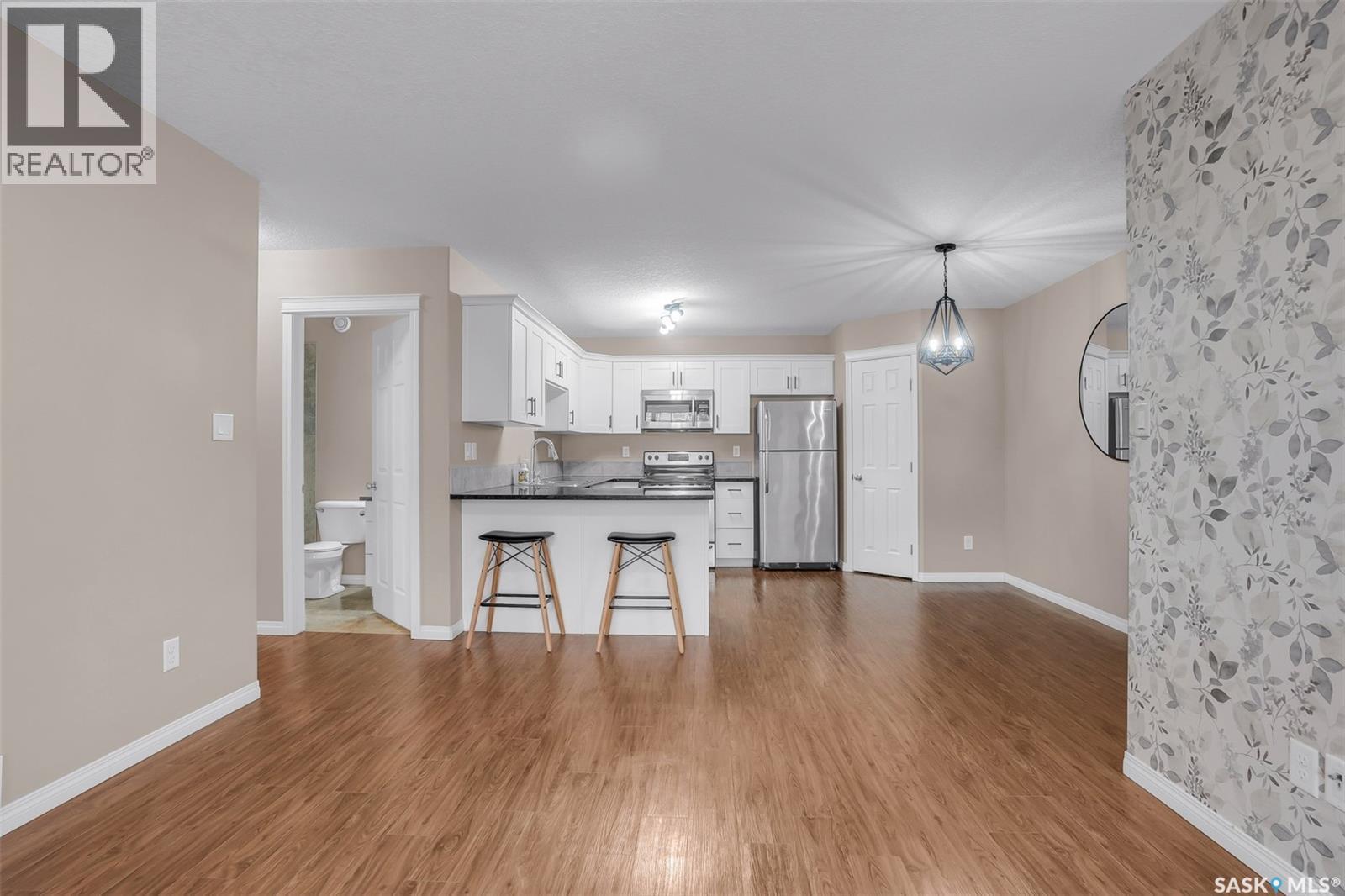 128 125 Willis Crescent, Saskatoon, SK - Indoor Photo Showing Kitchen