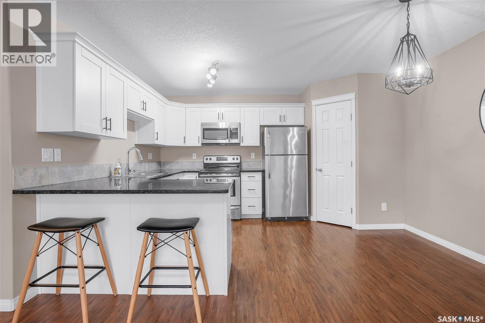 128 125 Willis Crescent, Saskatoon, SK - Indoor Photo Showing Kitchen
