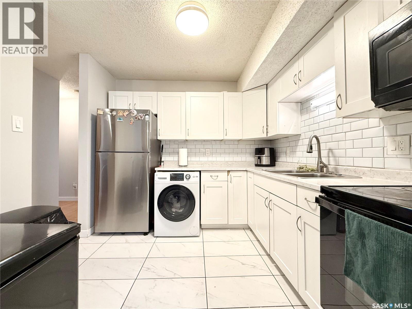 101 335 Kingsmere Boulevard, Saskatoon, SK - Indoor Photo Showing Kitchen With Double Sink