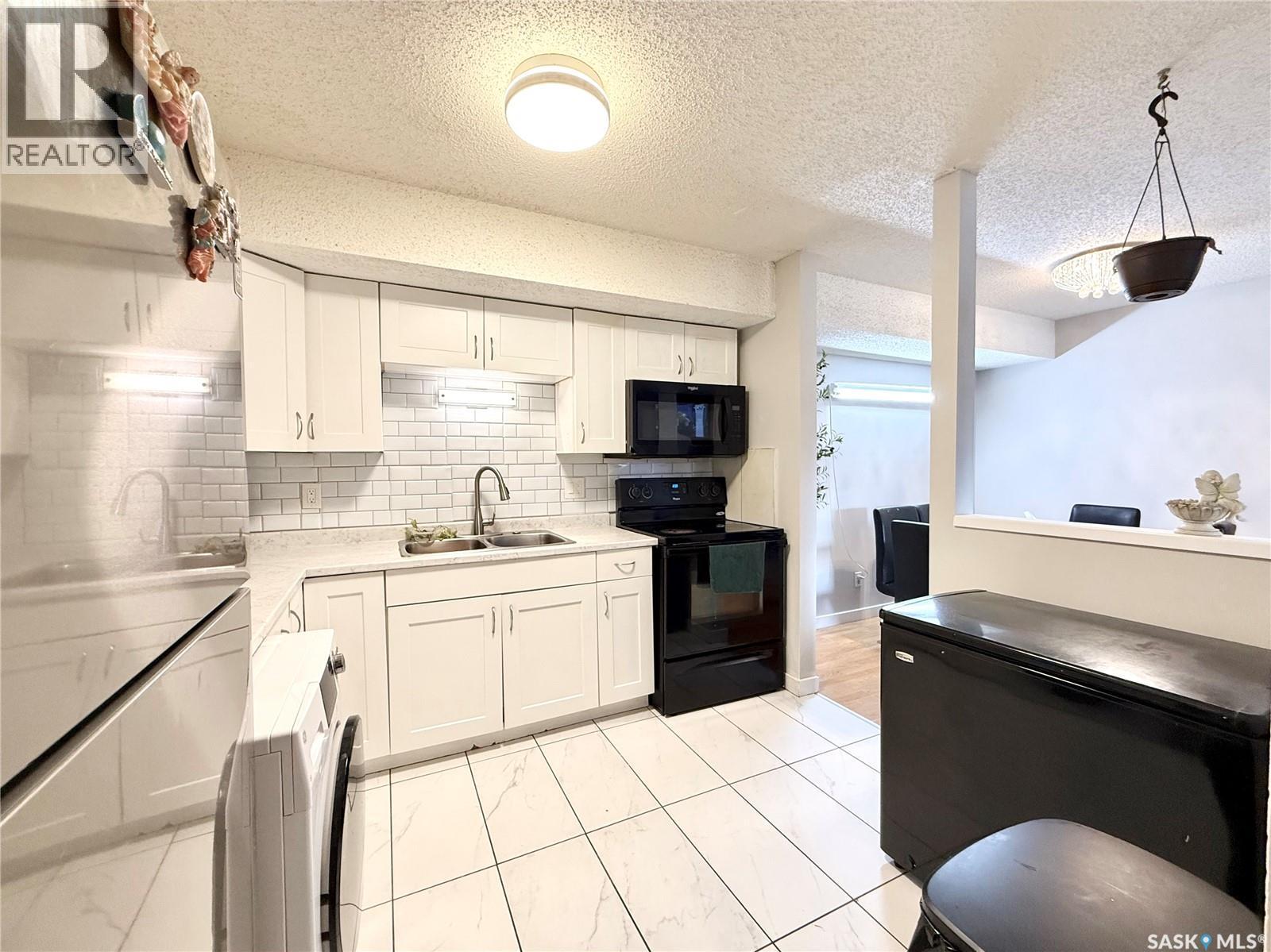 101 335 Kingsmere Boulevard, Saskatoon, SK - Indoor Photo Showing Kitchen With Double Sink