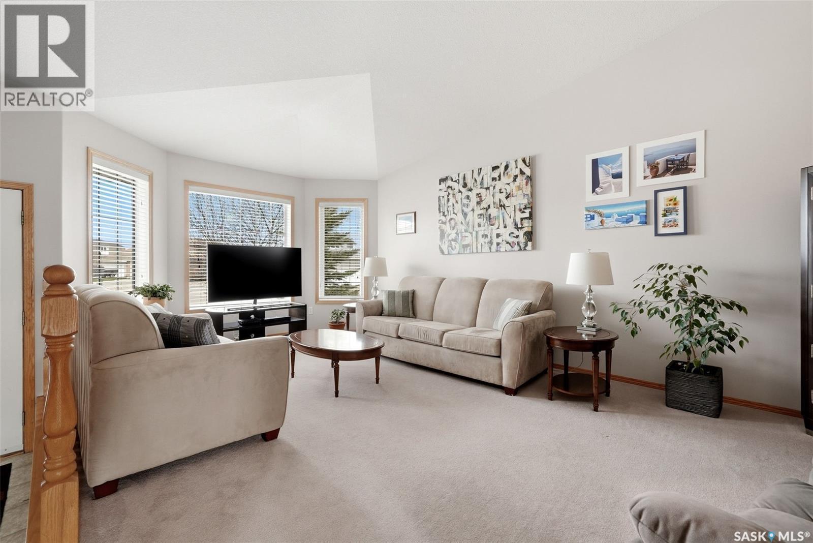 7211 Maple View Crescent, Regina, SK - Indoor Photo Showing Living Room