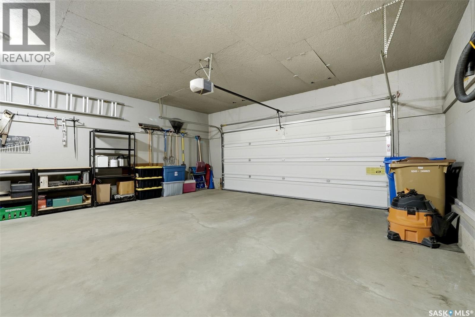 7211 Maple View Crescent, Regina, SK - Indoor Photo Showing Garage